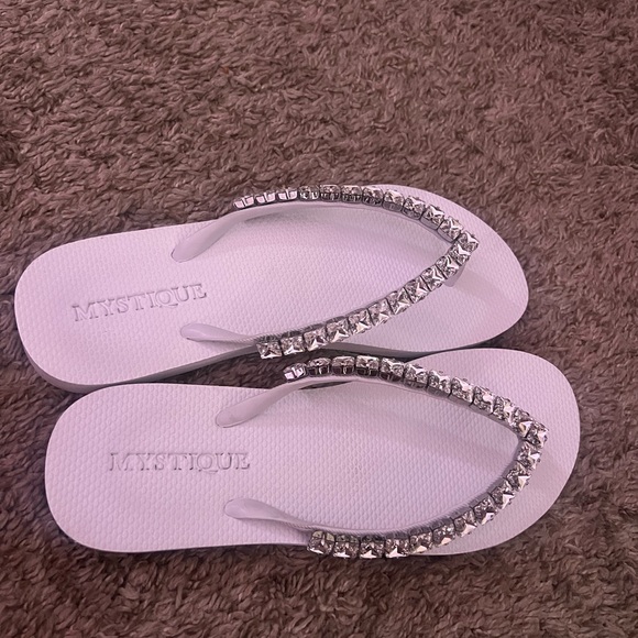 Mystique Berkeley flip flops white size 9/10 - Picture 3 of 4